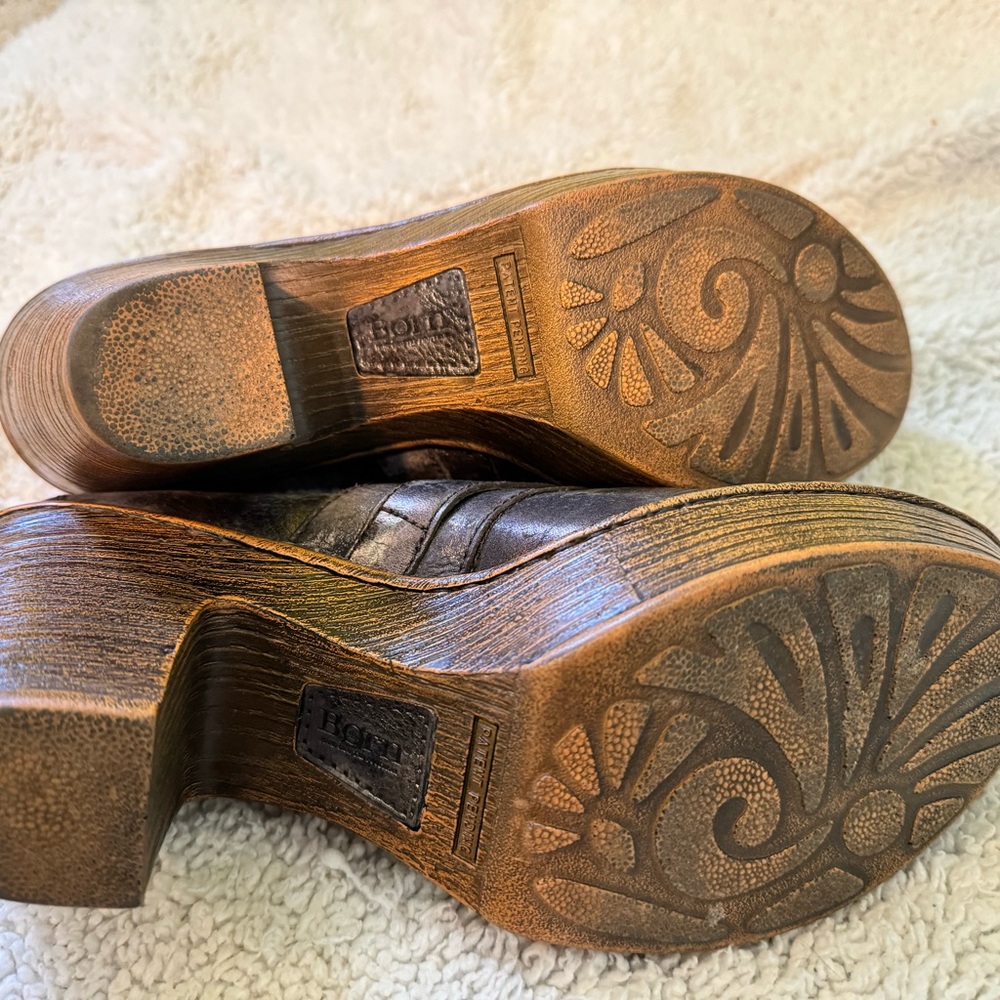 Born , size 9 , heeled loafer . - Picture 5 of 7